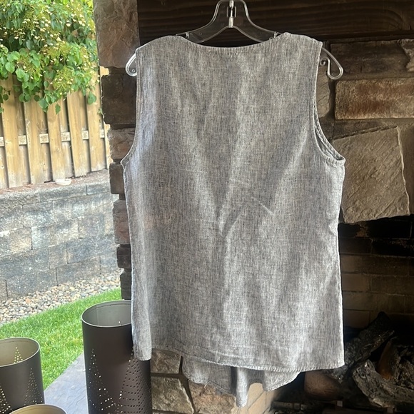 Cut Loose Detailed Gray V Neck Tank Large - Picture 5 of 5